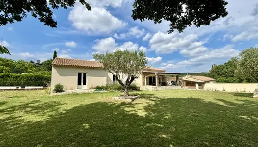 Grignan. Villa de plain-pied de 190 m2 sur 2130 m2 de terrain avec piscine. 