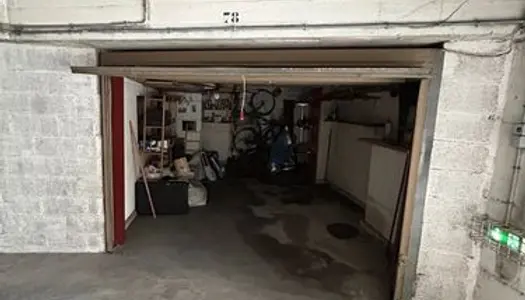 Garage fermé à vendre 