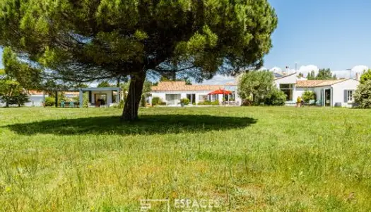 Villa contemporaine lovée sur son parc, avec piscine et green de golf 