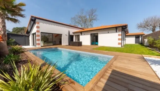 Villa contemporaine neuve de plain pied avec piscine 