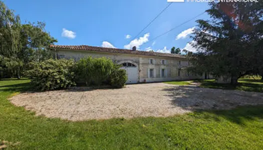 Charmante longère Charentaise - 7 pièces - Jardin - Garage - Possibilité Gite - A 10mn de Baignes 