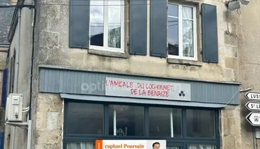 Immeuble avec un local commercial et un appartement au centre bourg 