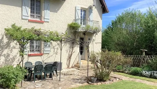 Jolie maison rénovée avec maison d'amis, joli jardin clos et de belles vues sur la campagn