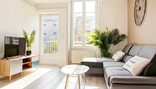 Belle chambre dans logement de 3 jeunes femmes grand confort avec balcon 