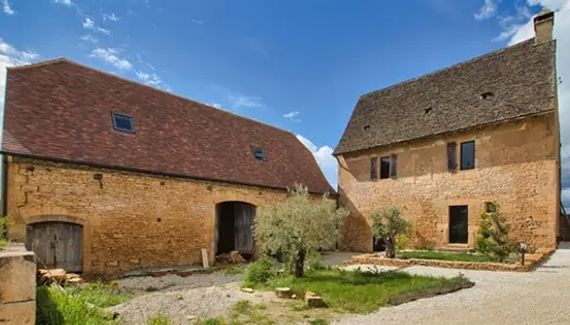 Nord Sarlat - Maison en pierre rénovée avec grange et terrain d'1,5 hectare 