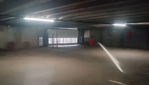 Place de parking centre-ville dans le garage