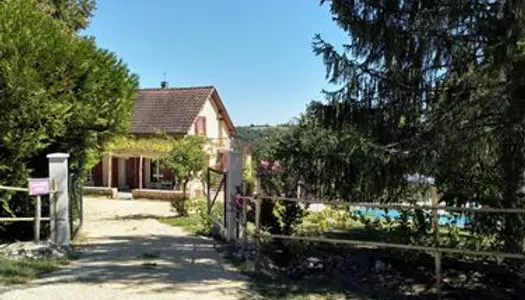 Maison d'habitation avec jardin, garage et piscine 
