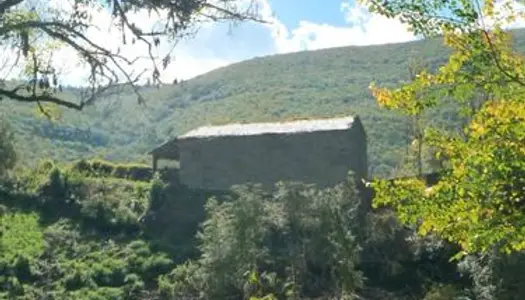 Ancienne maison de hameau en pierre à rénover entièrement avec terrain 