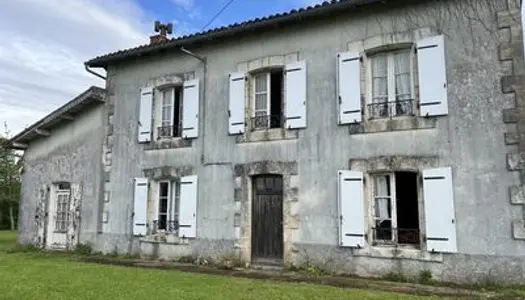 Charmante maison en pierre de 5 chambres à rénover 