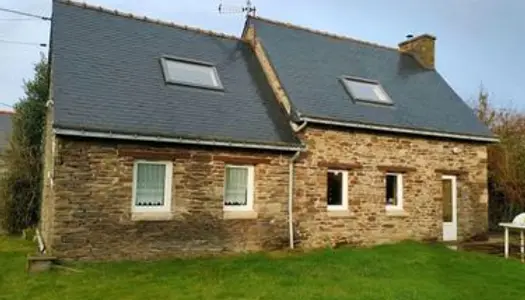 Maison en pierre avec hangar 