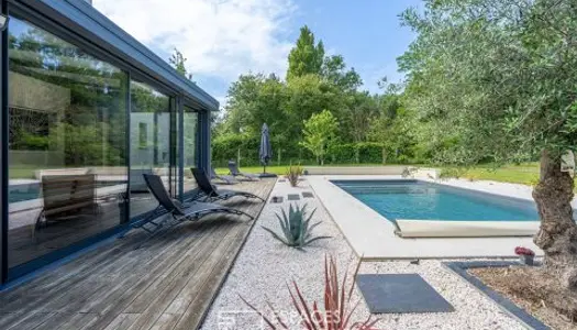 Maison contemporaine avec piscine et jardin paysagé 