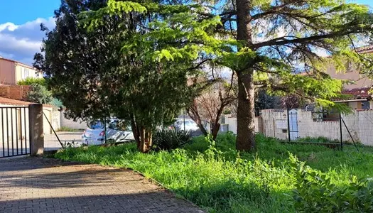 Petite terrasse, cave et garage.