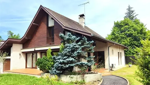 Maison d'architecte avec piscine et jardin 