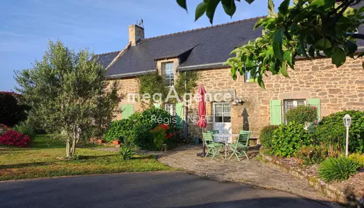 "Charme et Caractère" pour cette Maison de "Pays" en pierre idéalement située 