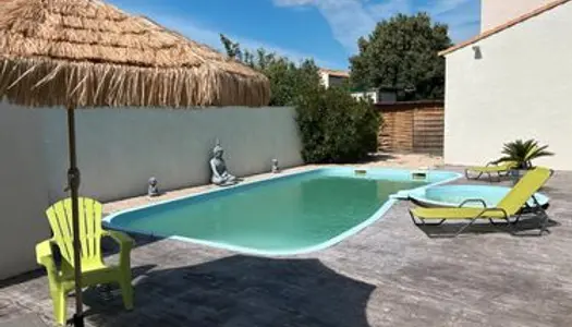 Villa avec piscine et panneaux solaires 