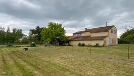 Maison de Charme avec Dépendances et Terrain d'un Hectare 