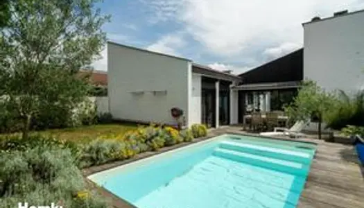 Maison de 105m2 + dépendance de 15m² sur terrain calme avec piscine 