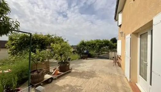 Petite maison meublée avec terrasse, chez l'habitant. 