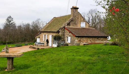 Ravissante petite maison en pierres à la campagne