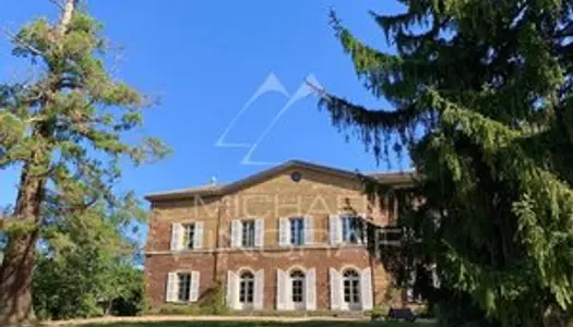 Succombez au charme de neuf siècles d'histoire et résidez au Château d'Ars !
