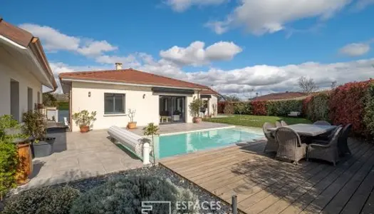 Maison contemporaine de plain-pied avec piscine