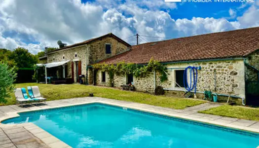 Charmante maison traditionnelle en pierre avec une grande grange attenante, un jardin et une belle p