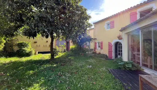 ENSEMBLE IMMOBILIER COMPOSEE DE DEUX MAISONS . 