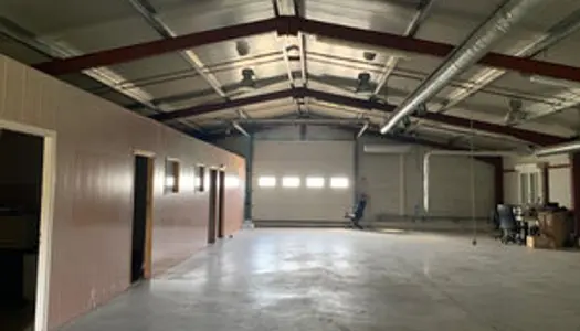 Bâtiment commercial et industriel de 305,6 m2 avec parking s 