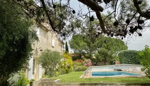 Lançon de Provence : VILLA de caractère ,150 M2,6 pièces sur 1220 de terrain avec piscine et 