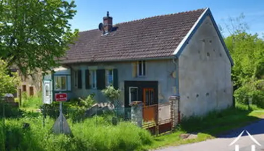 Petite ferme à l'orée d'un village du Morvan 