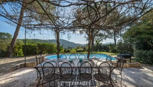 Maison provençale avec piscine et vue mer dans son écrin de verdure