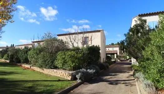 Maison de style méditerranéen avec terrasse 