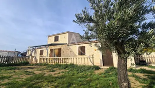 PROCHE NARBONNE. Superbe villa 4 faces sur grand terrain de 1500m² avec dépendances