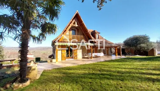Cette maison de charme de 145 m², offre une vue magnifique sur la vallée de la Dordogne, située d