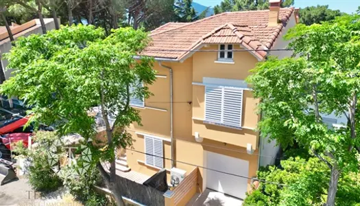 Superbe villa en bord de mer, à seulement 300m de la plage 