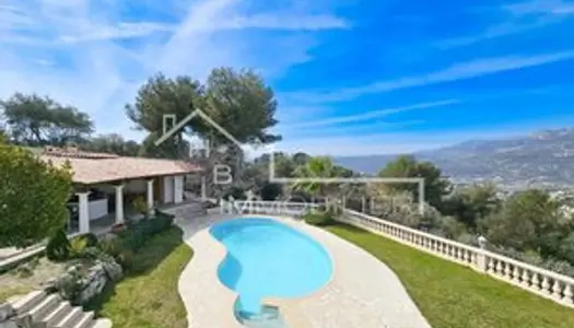 Villa d'Exception avec Piscine et Vue Panoramique sur la Côte d'Azur 