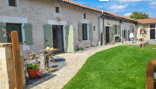 Maison joliment présentée avec un superbe salon et salle à manger double hauteur, et piscine hors