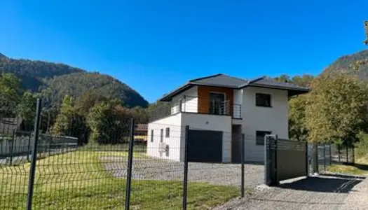 Maison contemporaine neuve dans hameau calme