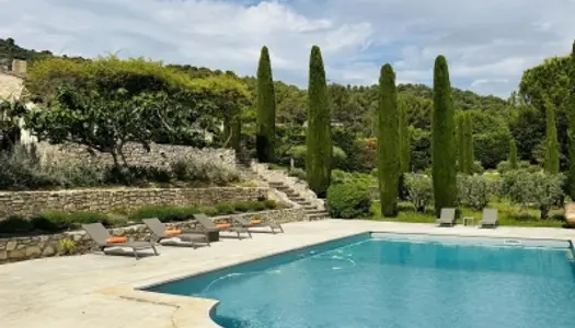 Mas de 3 chambres et 3 salles de bain , au pied de la colline, superbe vue dominante et calme absolu