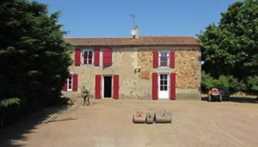 MAISON D'HABITATION avec TERRAIN ET GARAGES 