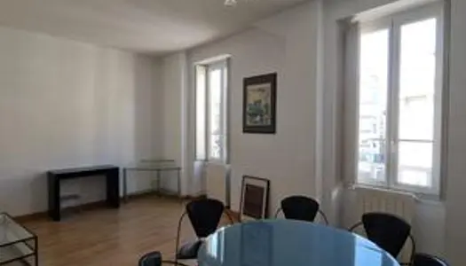 Brive - Centre historique, appartement, grand volume, trois chambres, cuisine indépendante, cellier 