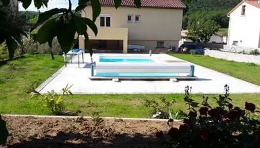 Maison avec jardin, piscine, grande terrasse et garage 