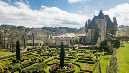 Dans une cité d'art et d'histoire du Cantal, un château inscrit 