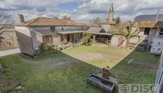 Maison, pigeonnier et grandes granges autour d'une cour intérieure.