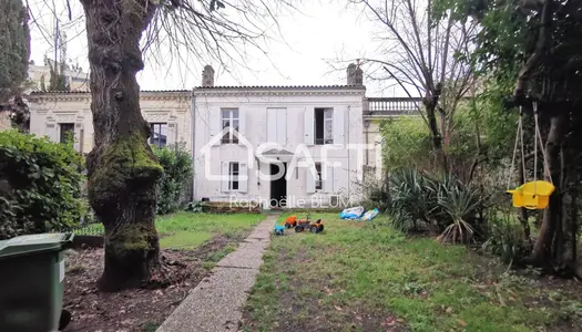 Maison de ville rénovée avec cachet.