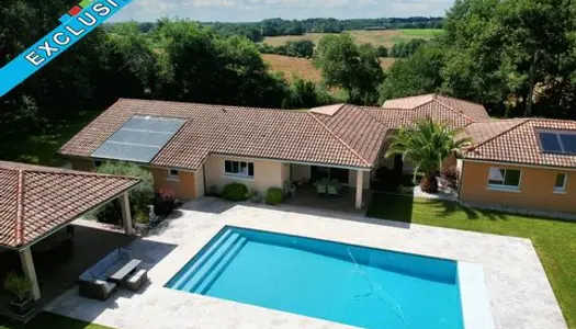 Maison contemporaine de 259 m2 avec piscine et poo 