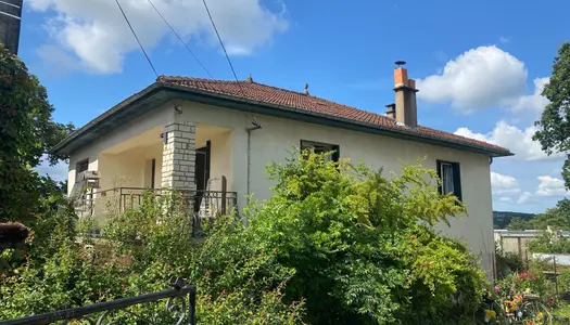 Maison de ville, 4 chambres, navette, proximité des écoles, terrain arboré et clos. 