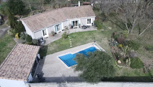 Villa avec piscine et grand terrain