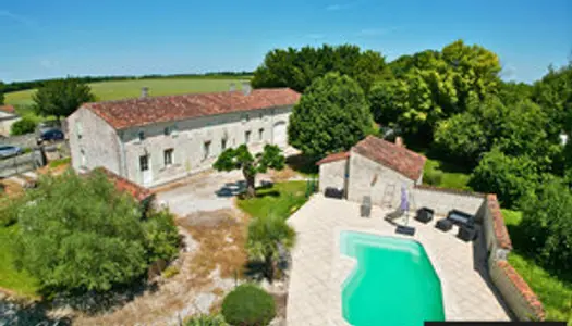 BELLE MAISON CHARENTAISE AVEC DÉPENDANCES 