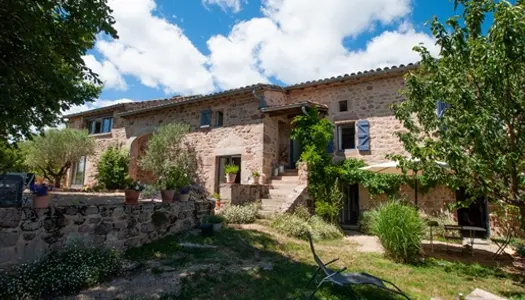 Comme un hameau, 3 maisons rénovées avec un goût exquis, une